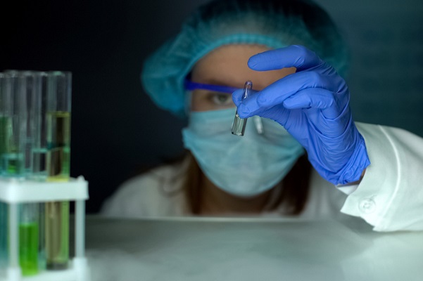 laborantka wyjmuje z chłodziarki